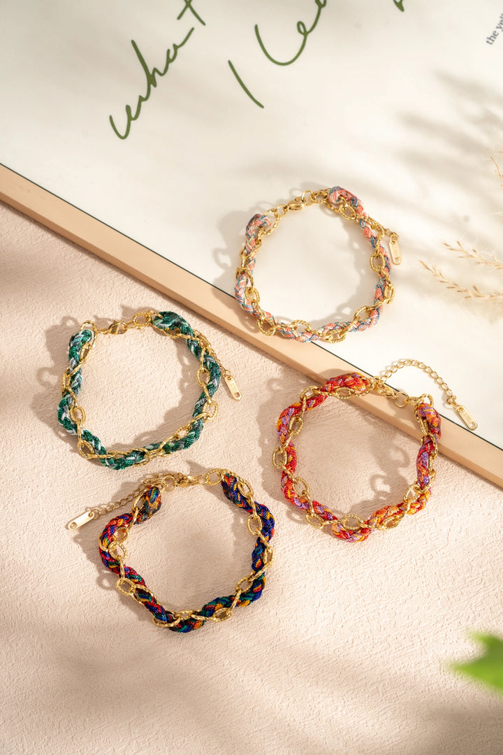 Armband aus vergoldeter Edelstahl Gliederkette mit verflochtenen bunten Bändern