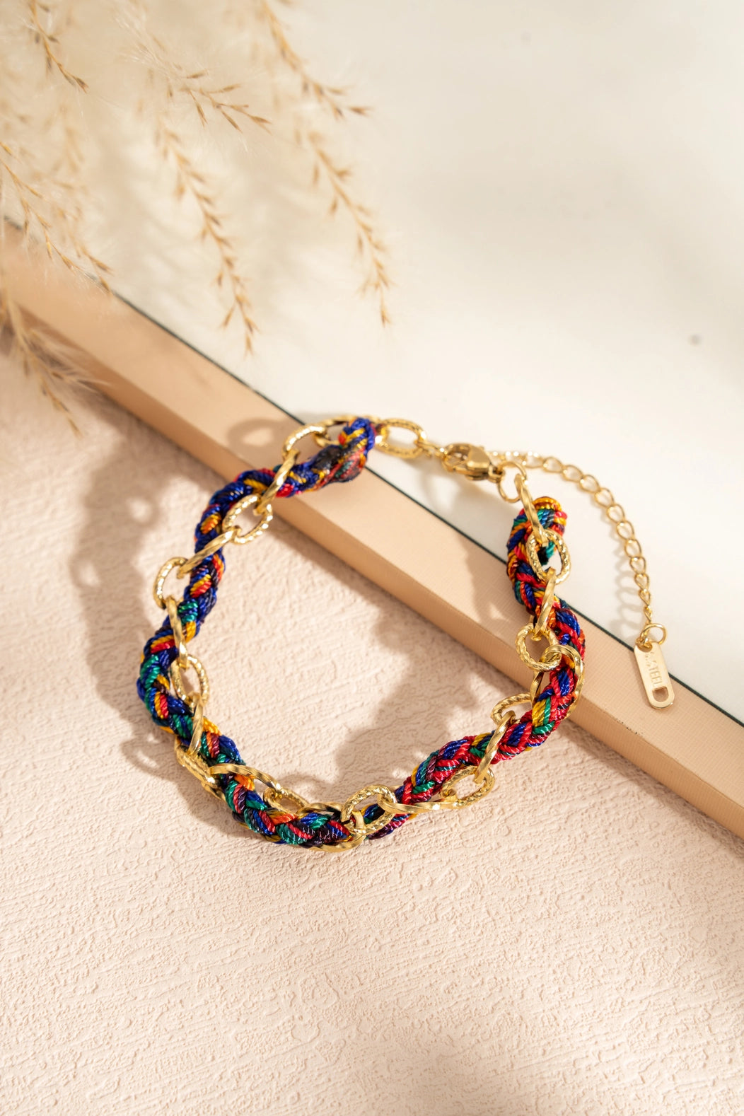 Armband aus vergoldeter Edelstahl Gliederkette mit verflochtenen bunten Bändern