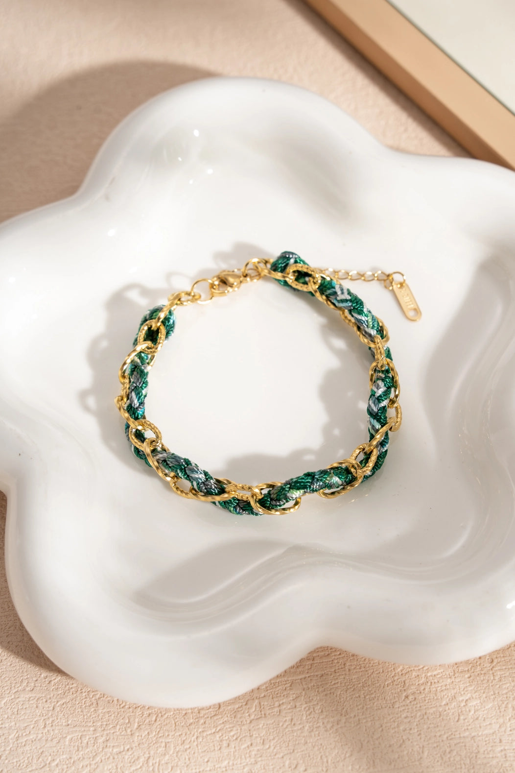 Armband aus vergoldeter Edelstahl Gliederkette mit verflochtenen bunten Bändern