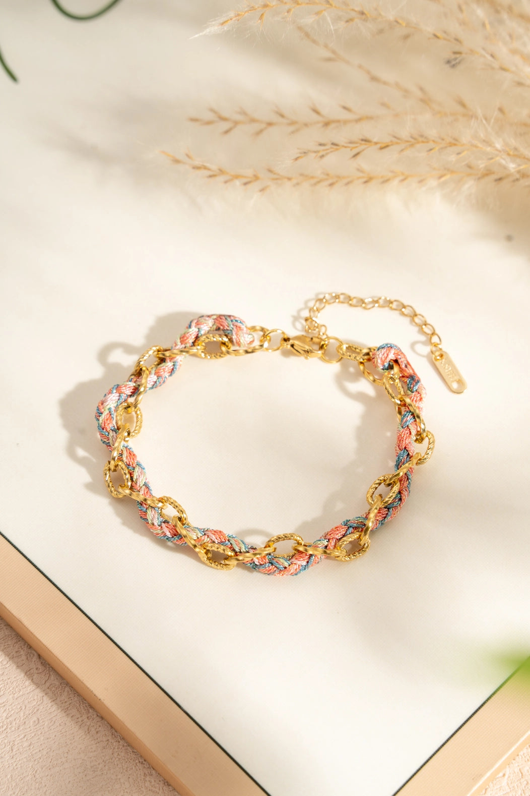 Armband aus vergoldeter Edelstahl Gliederkette mit verflochtenen bunten Bändern