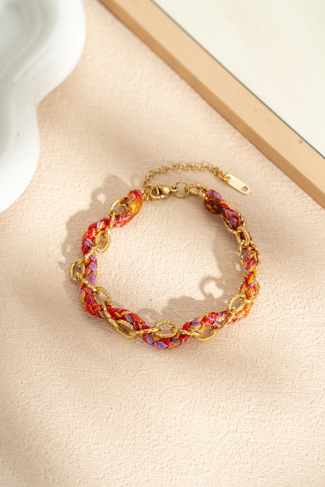 Armband aus vergoldeter Edelstahl Gliederkette mit verflochtenen bunten Bändern