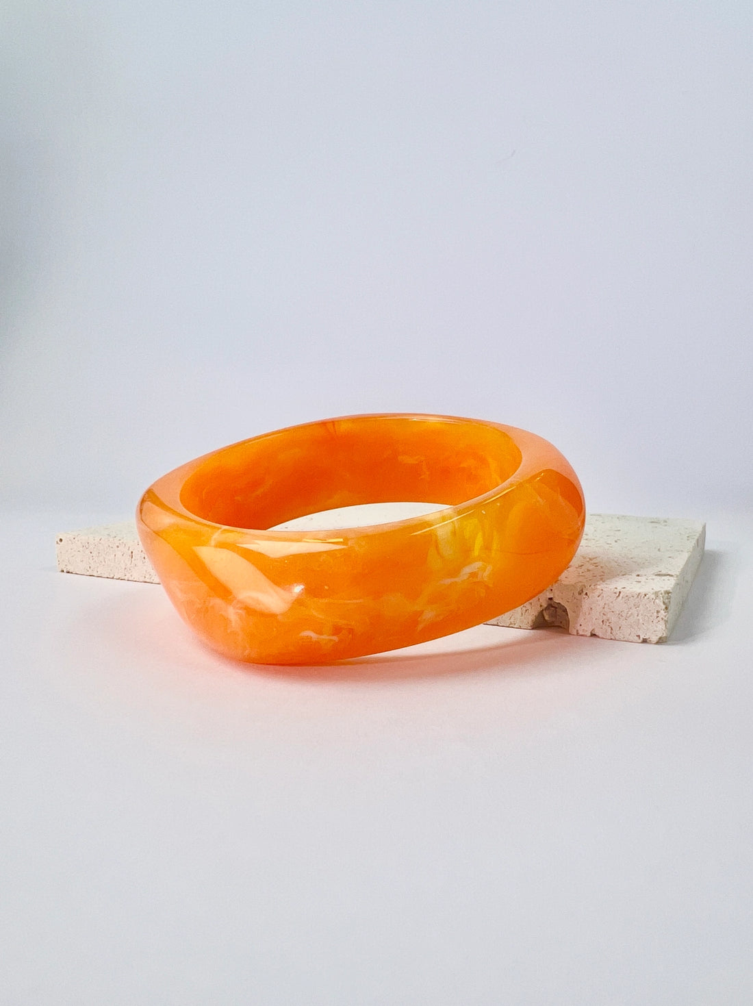 Armreif Harz mit Marmoroptik - Armreif farbig – Minimalistischer Harzschmuck
