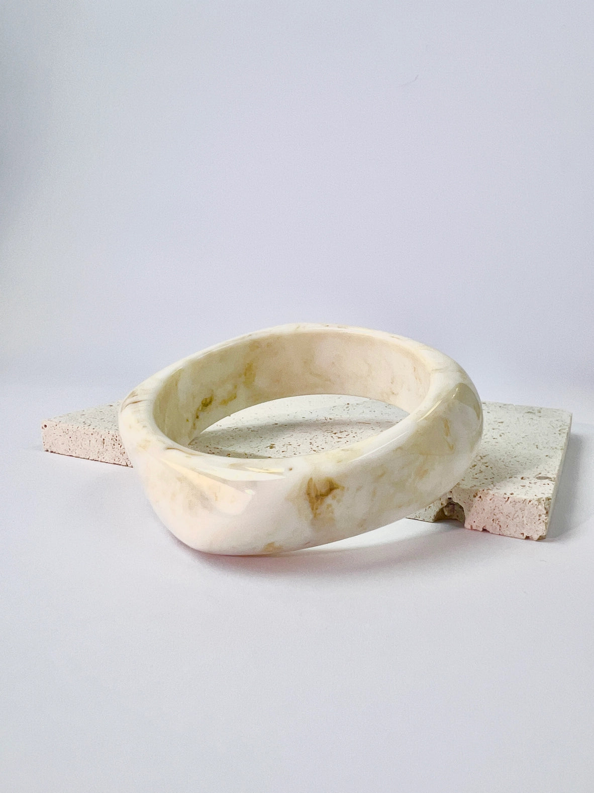 Armreif Harz mit Marmoroptik - Armreif farbig – Minimalistischer Harzschmuck