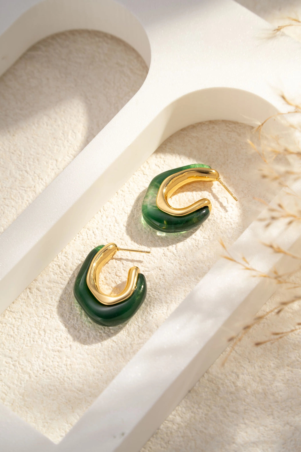 1 Paar Ohrringe Creolen aus farbigem Harz und Edelstahl, modern - Minimalistischer Harzschmuck