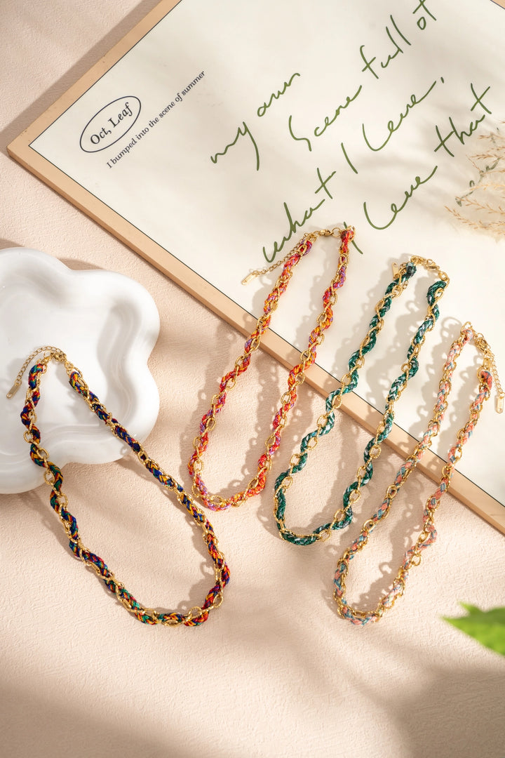 Halskette aus vergoldeter Edelstahl Gliederkette mit verflochtenen bunten Bändern