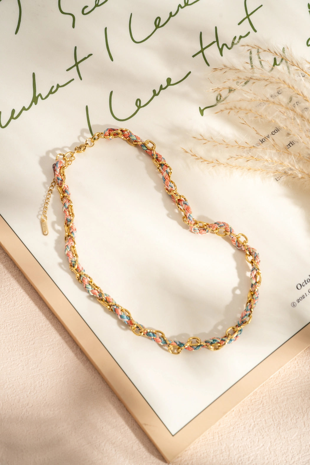 Halskette aus vergoldeter Edelstahl Gliederkette mit verflochtenen bunten Bändern
