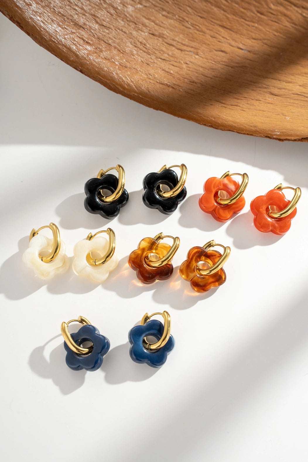 1 Paar Ohrringe Harzblumen aus farbigem Harz und Edelstahl, kleine Ringe - Harzschmuck