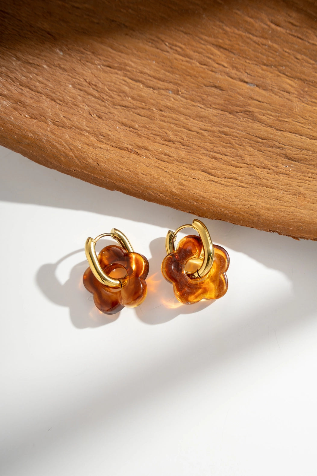 1 Paar Ohrringe Harzblumen aus farbigem Harz und Edelstahl, kleine Ringe - Harzschmuck