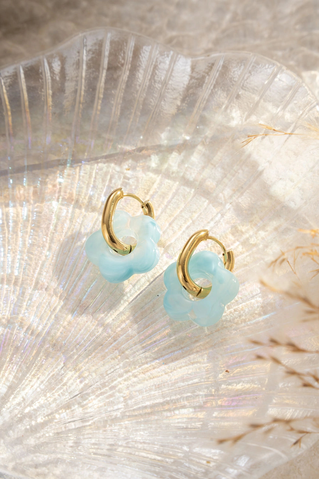 1 Paar Ohrringe Harzblumen aus farbigem Harz und Edelstahl, kleine Ringe - Harzschmuck