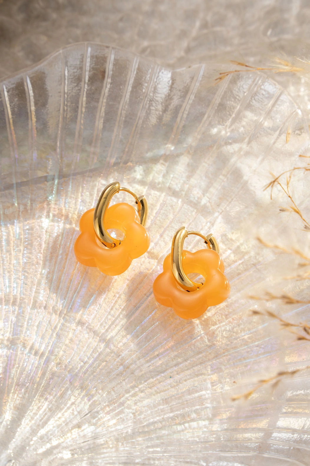 1 Paar Ohrringe Harzblumen aus farbigem Harz und Edelstahl, kleine Ringe - Harzschmuck