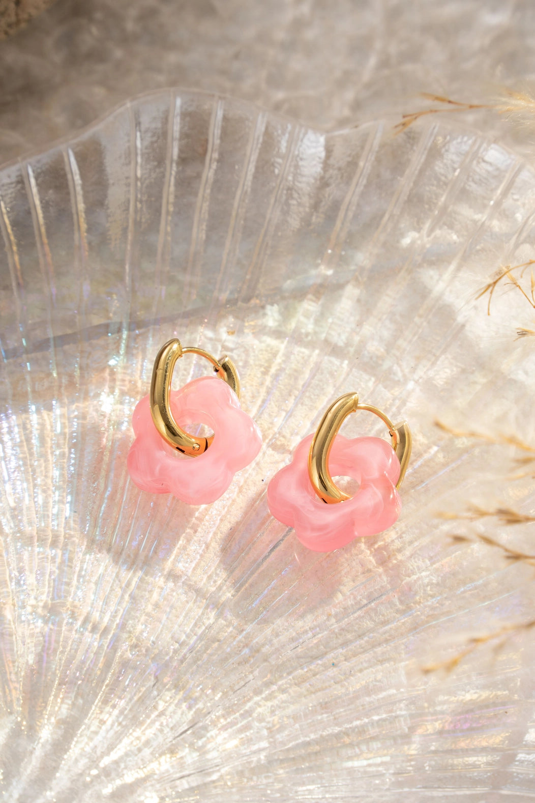 1 Paar Ohrringe Harzblumen aus farbigem Harz und Edelstahl, kleine Ringe - Harzschmuck