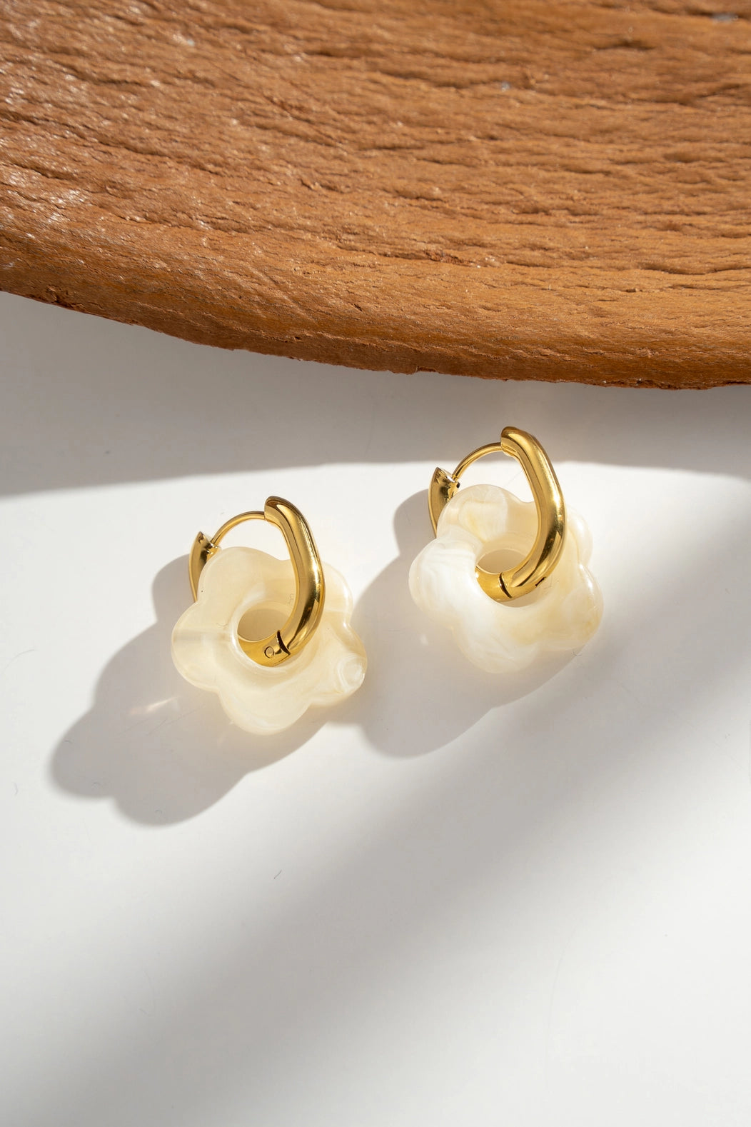 1 Paar Ohrringe Harzblumen aus farbigem Harz und Edelstahl, kleine Ringe - Harzschmuck